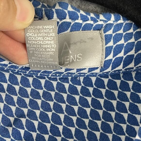 Tina Stephens Top Womens Small Blue Geometric Patterned Button Up Roll Tab Rayon - Picture 5 of 11